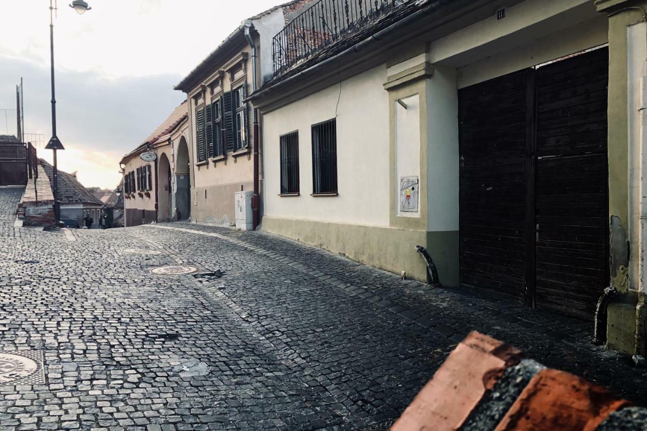 Old Town Studio Apartment Sibiu Luaran gambar